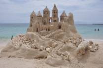 Um magnífico castelo de areia na Playa Blanca, em Baru, na Colômbia